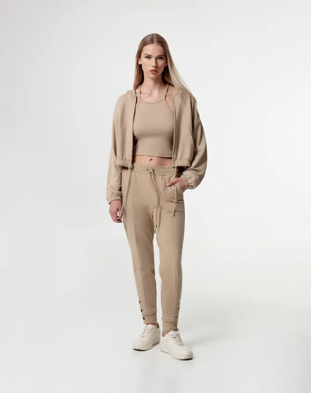 Jogger slim fit tiro medio habano sold by Gef