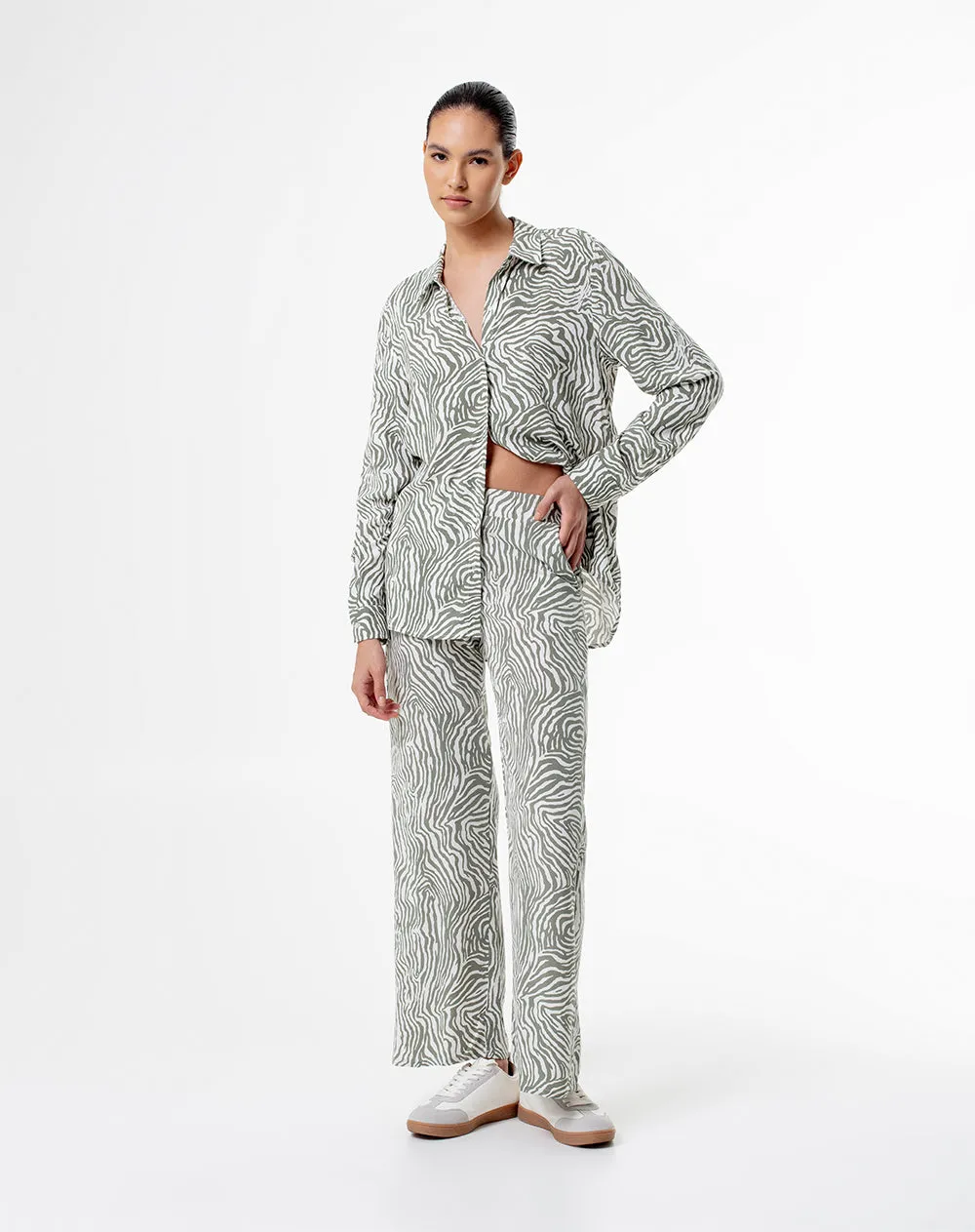 Camisa loose fit manga larga verde estampada sold by Gef product image thumbnail 4