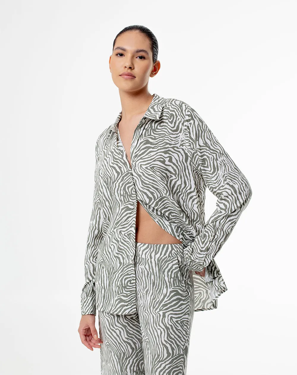 Camisa loose fit manga larga verde estampada sold by Gef