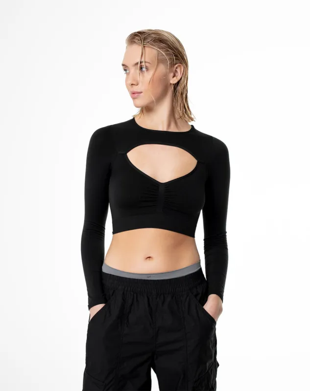 Camiseta cropped fit manga larga negra sold by Gef