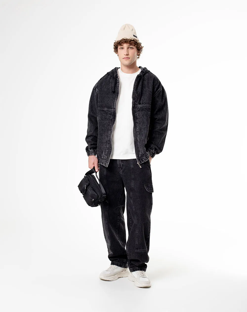 Chaqueta regular fit con capucha denim negro sold by Gef