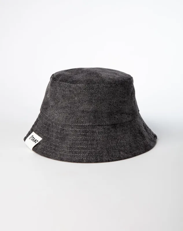 Gorro gris sold by Gef