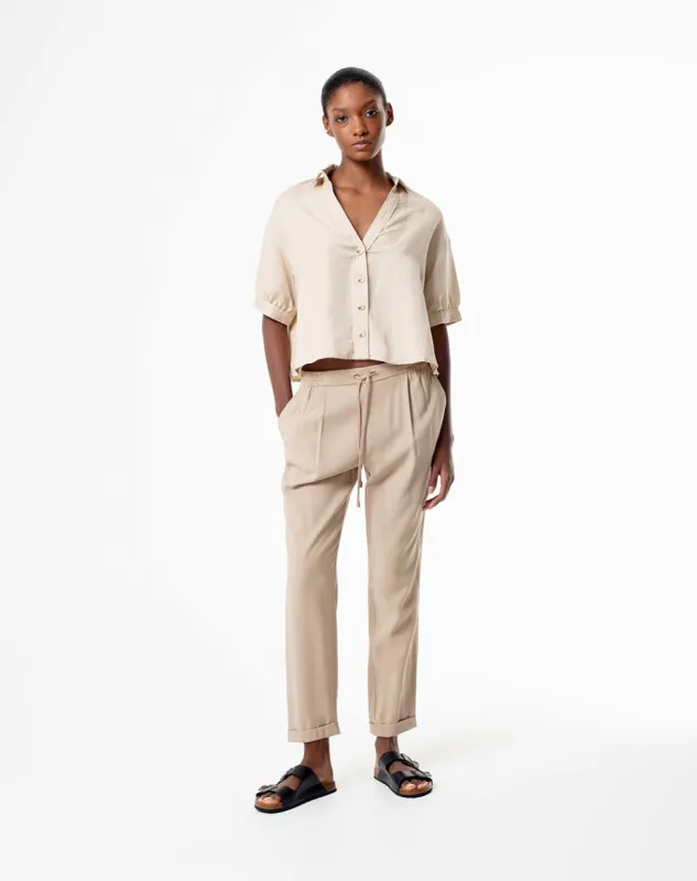 Pantalón tiro medio con cordón de ajuste caqui para mujer sold by Gef