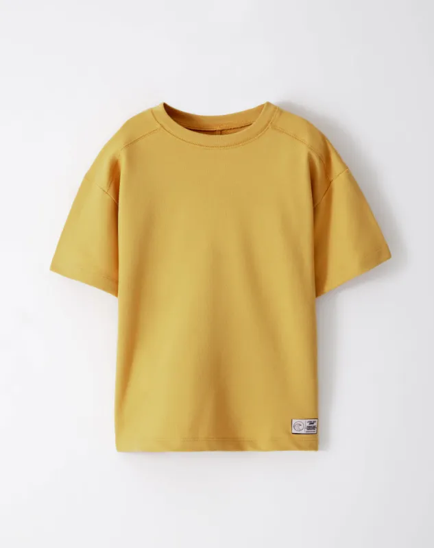 Camiseta regular fit manga corta mostaza sold by Gef