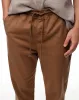 Pantalón regular fit tiro medio en drill cafe sold by Gef