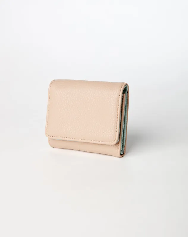Billetera portadocumentos beige sold by Gef
