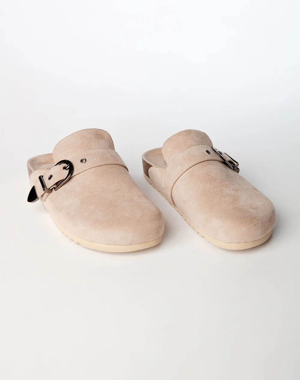 Zuecos tipo clog gamuzado café mujer sold by Gef
