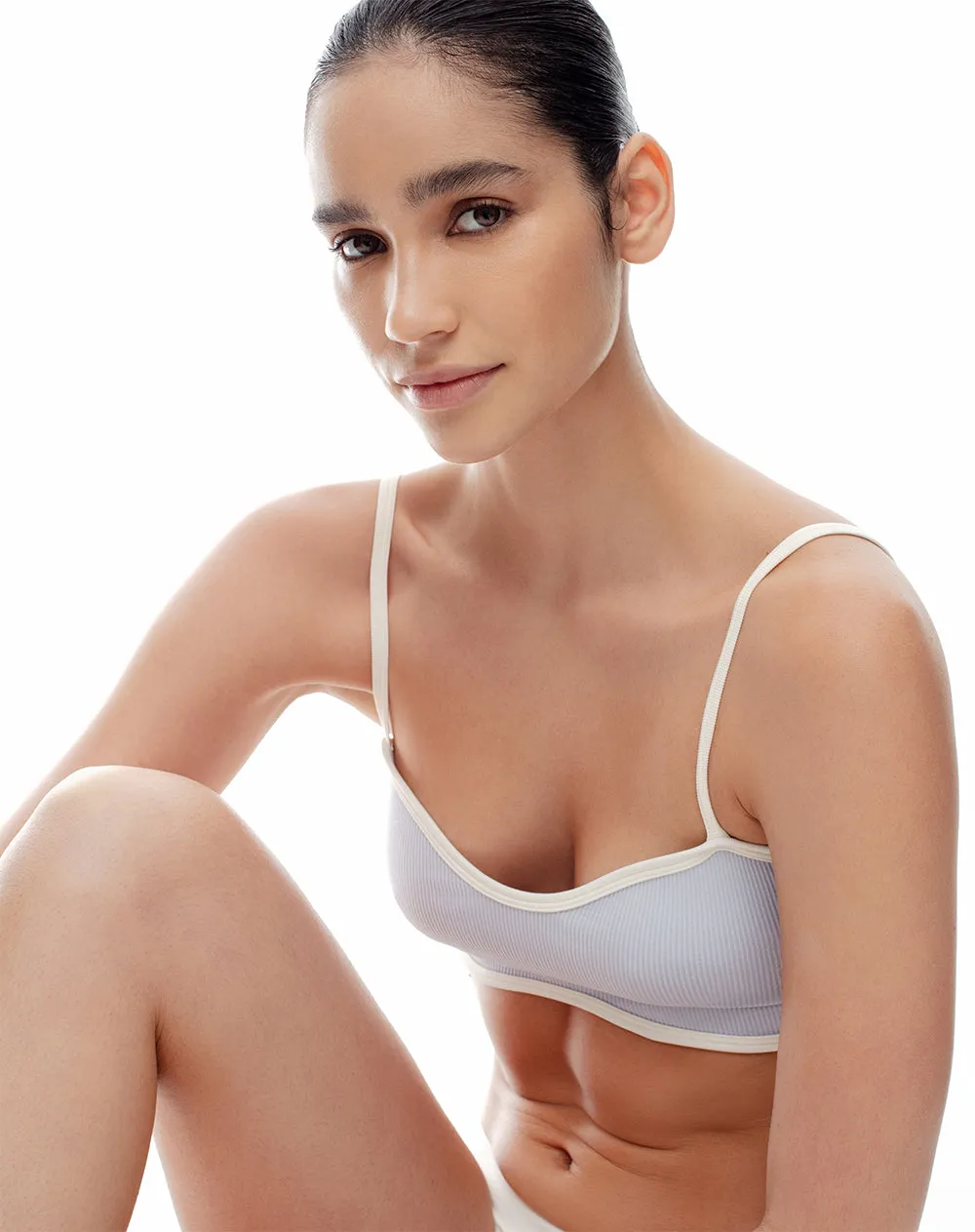 Top soporte medio pocas costuras azul sold by Gef