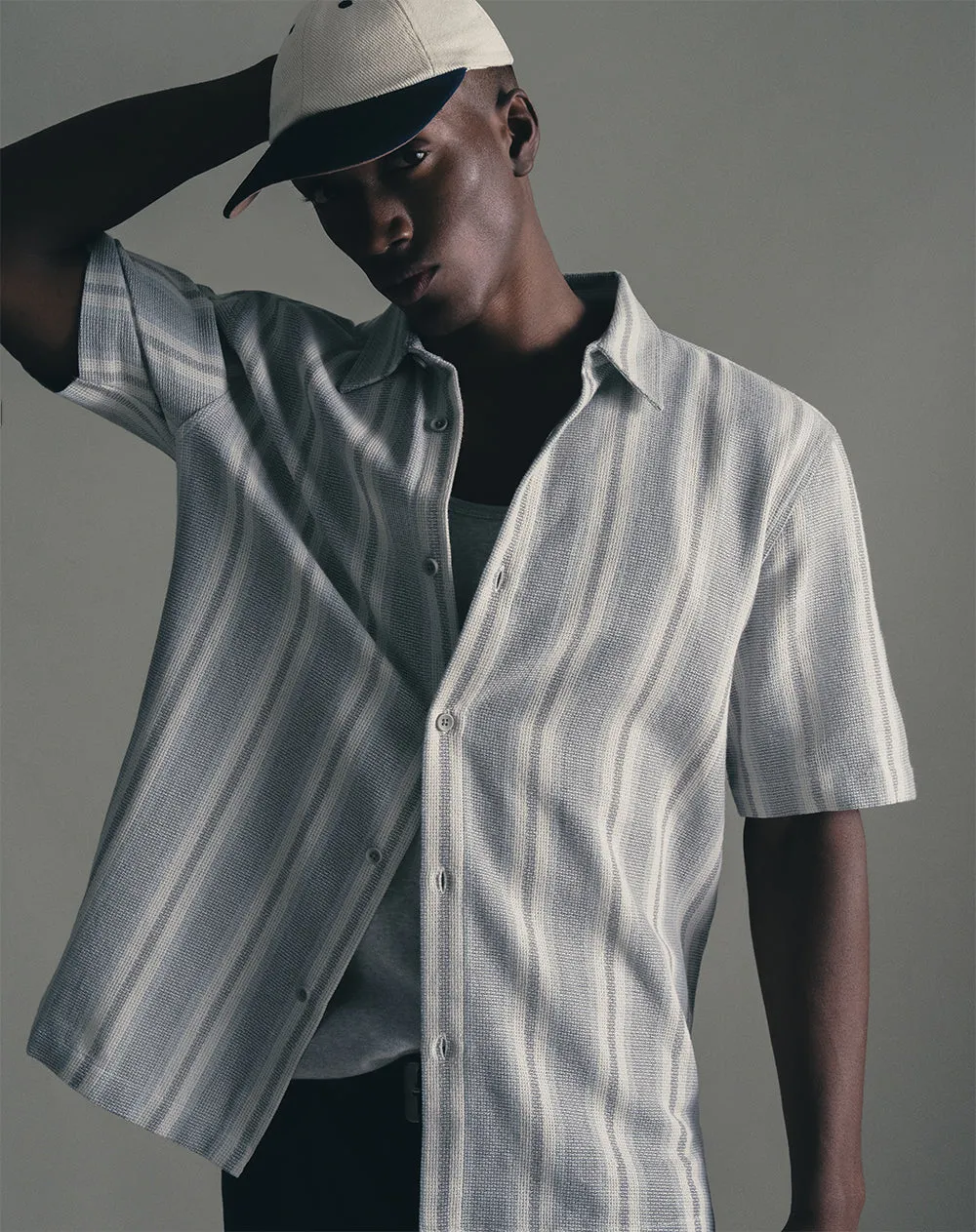 Camisa regular fit manga corta gris rayas sold by Gef