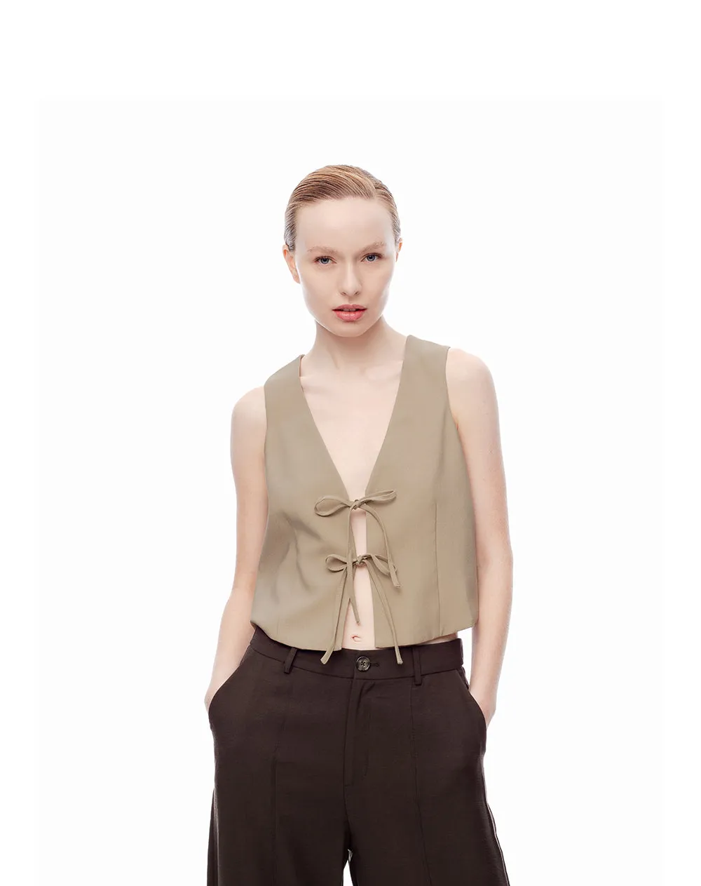 Chaleco crop anudado caqui mujer sold by Gef