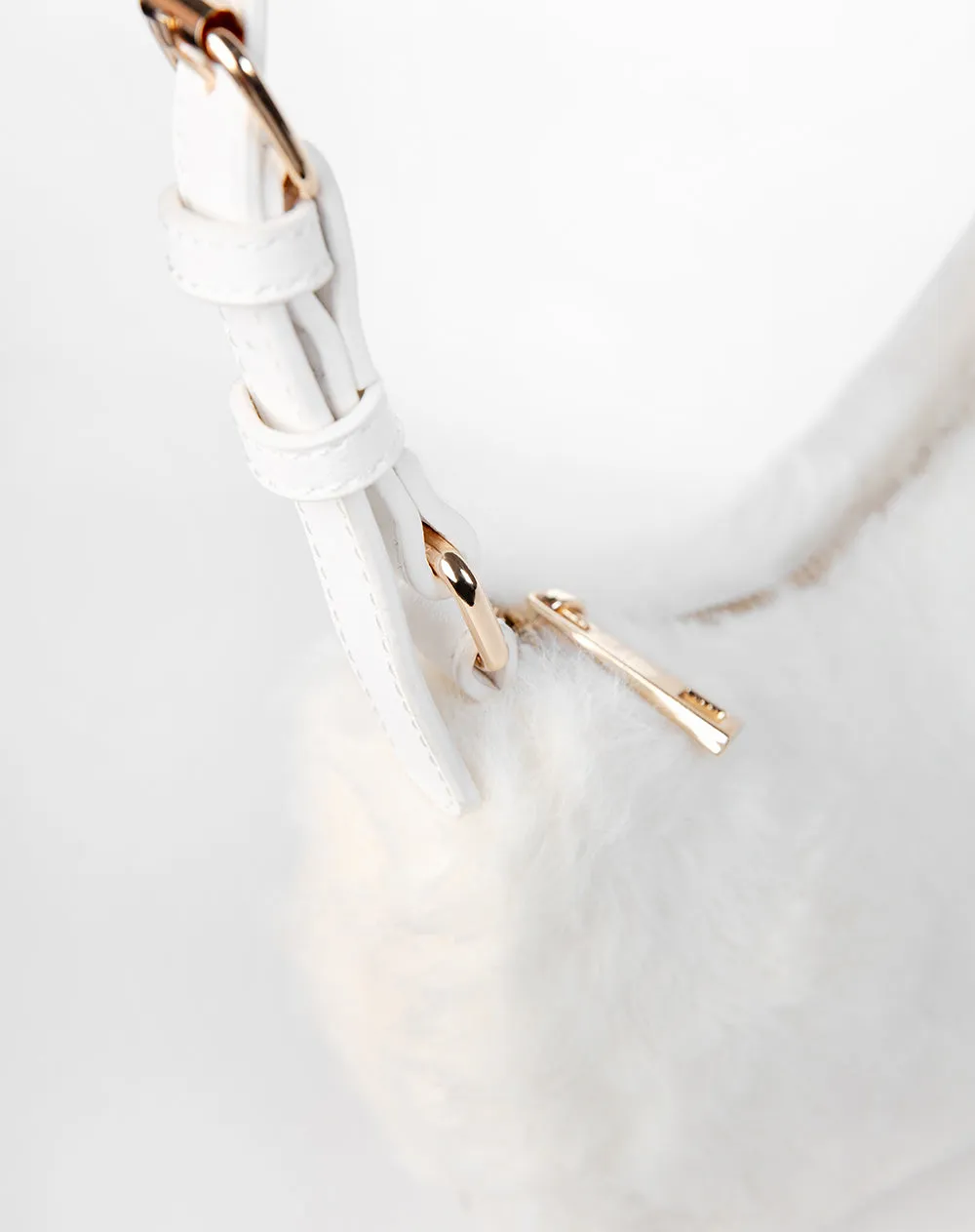 Bolso tipo baguette textura peluche blanco niña sold by Gef product image thumbnail 4