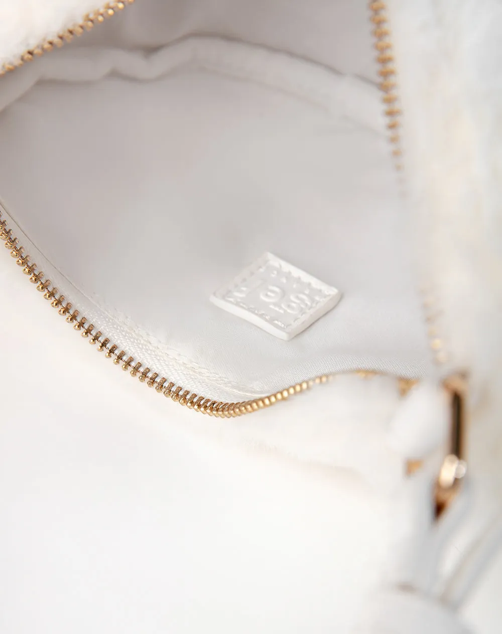 Bolso tipo baguette textura peluche blanco niña sold by Gef product image thumbnail 5