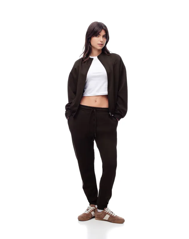 Jogger slim fit tiro medio chocolate sold by Gef