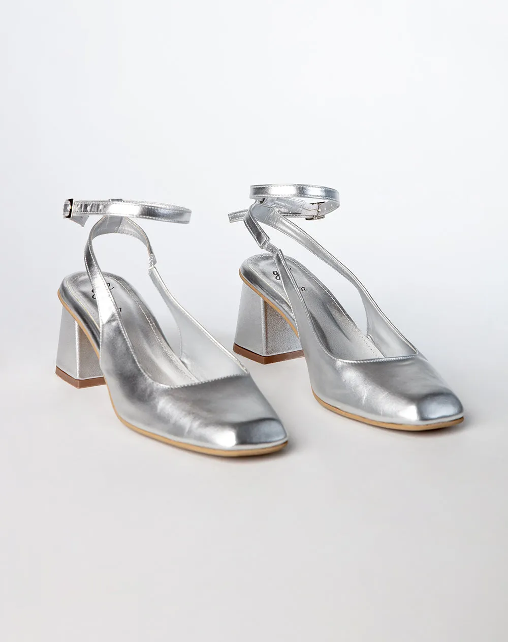 Zapatos tacon plateado sold by Gef