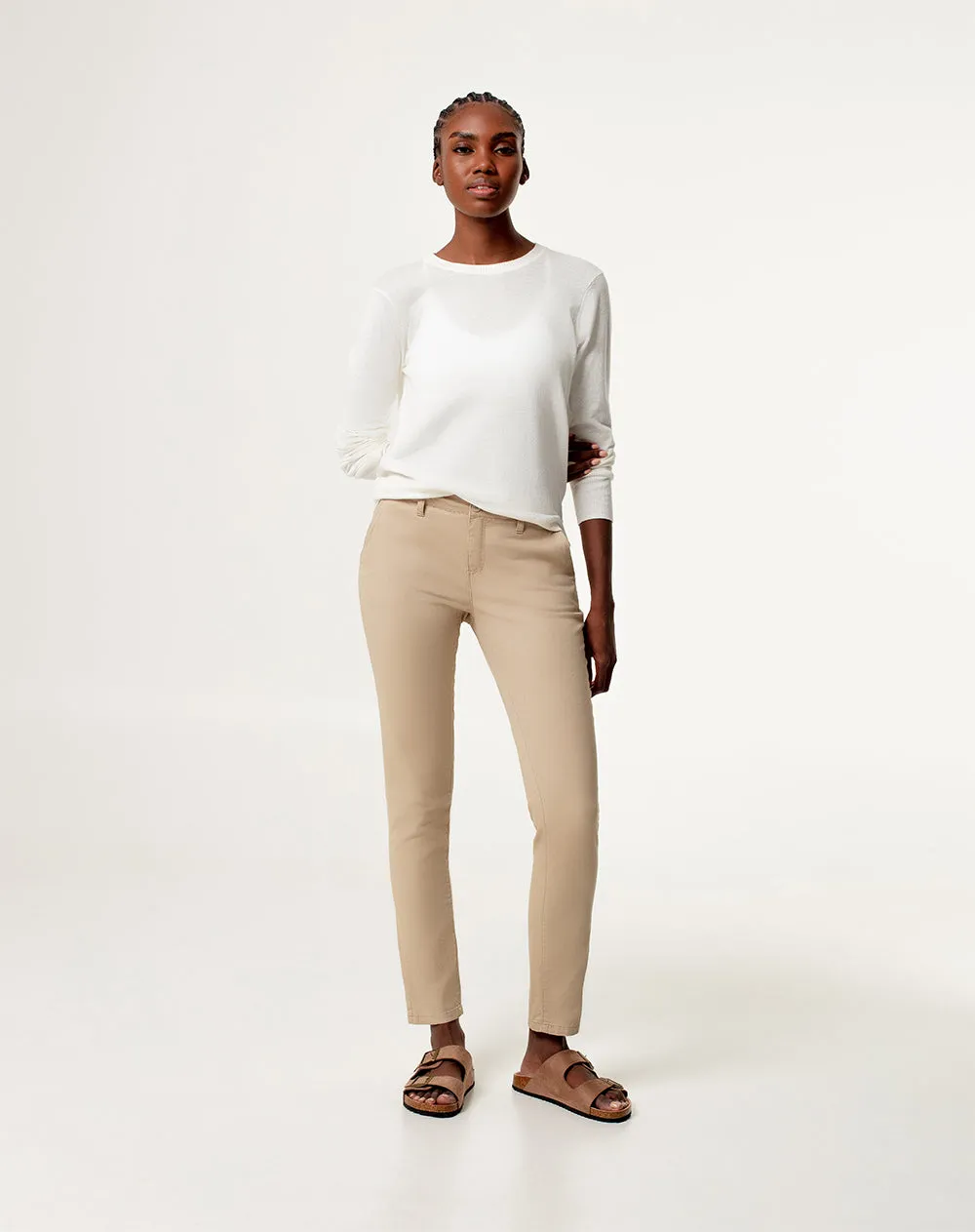 Pantalón skinny fit tiro medio en drill habano sold by Gef