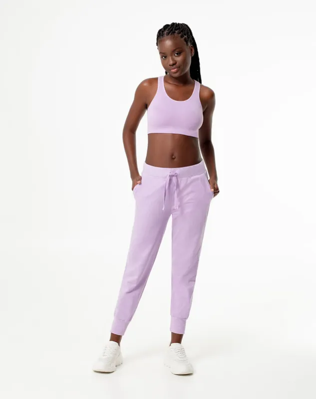 Jogger slim fit tiro medio morado sold by Gef