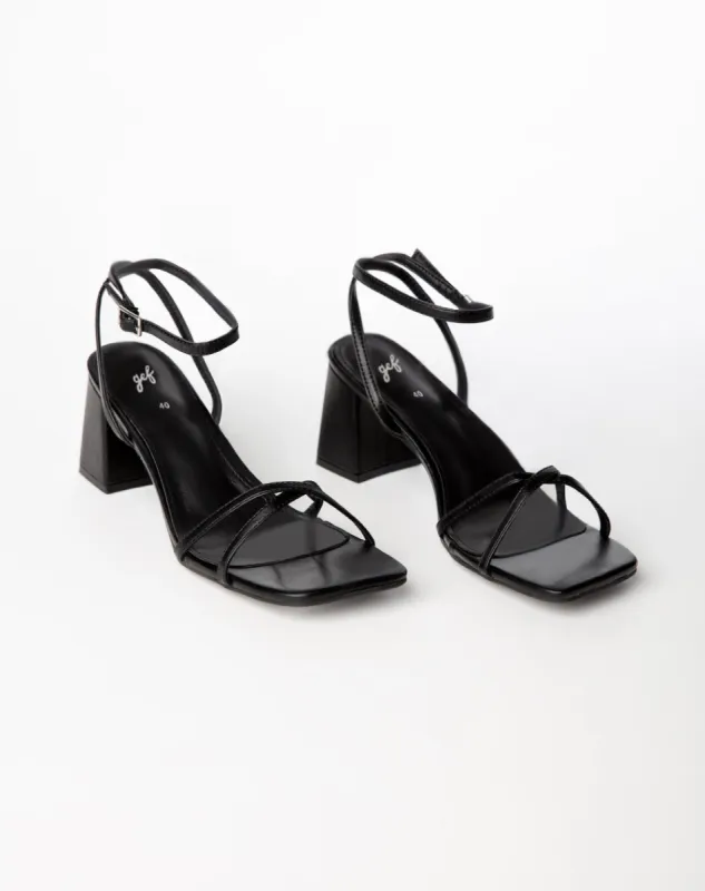 Sandalias negras sold by Gef