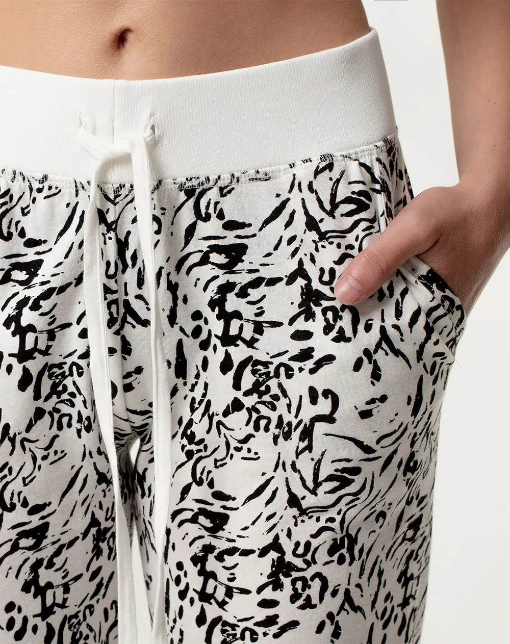 Pantalón slim fit tiro medio crudo estampado sold by Gef product image thumbnail 4