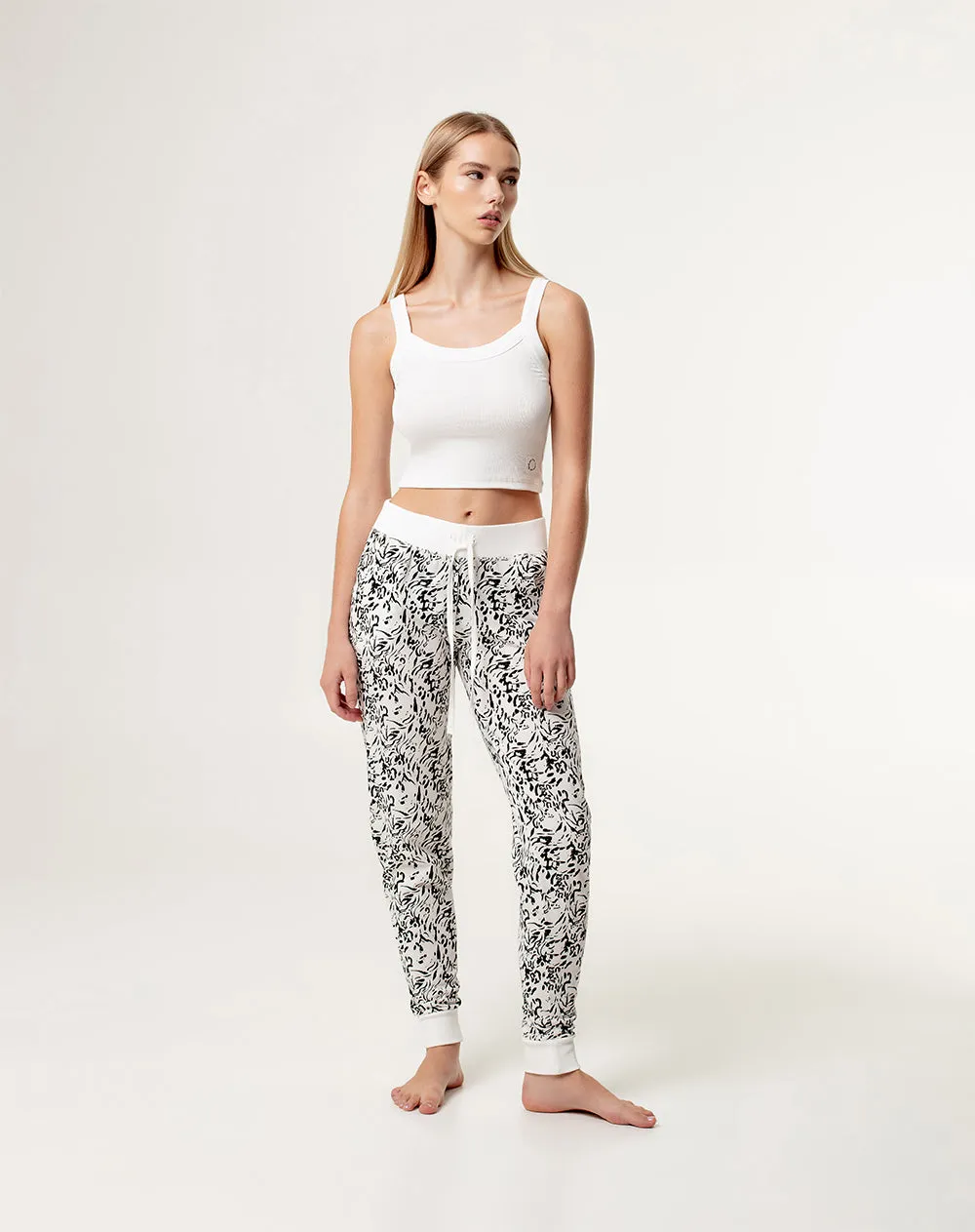 Pantalón slim fit tiro medio crudo estampado sold by Gef