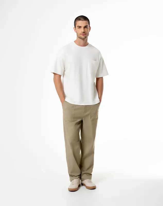 Pantalón regular fit tiro medio caqui sold by Gef