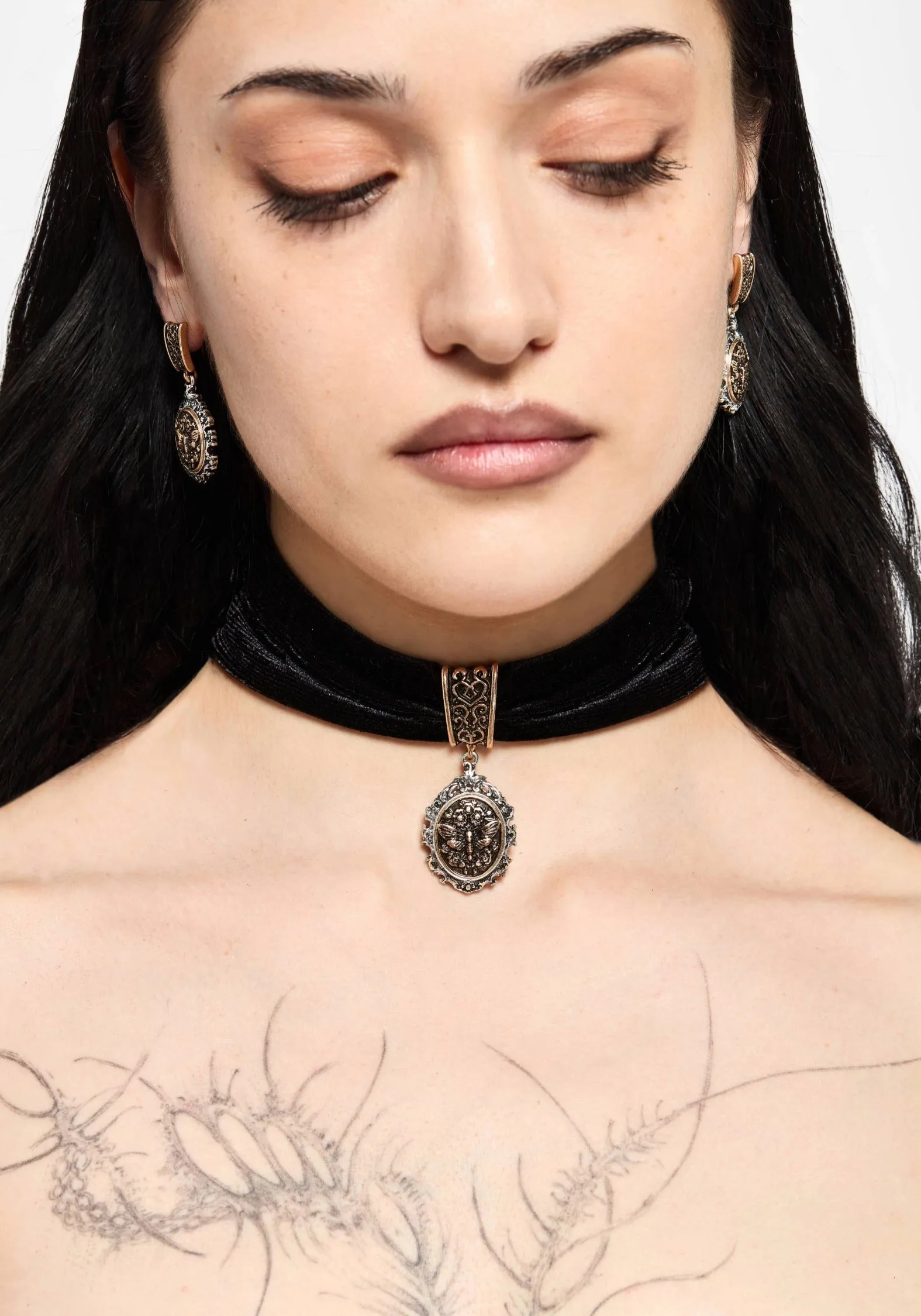 Rosamoth Cameo Velvet Choker sold by Disturbia product image thumbnail 5