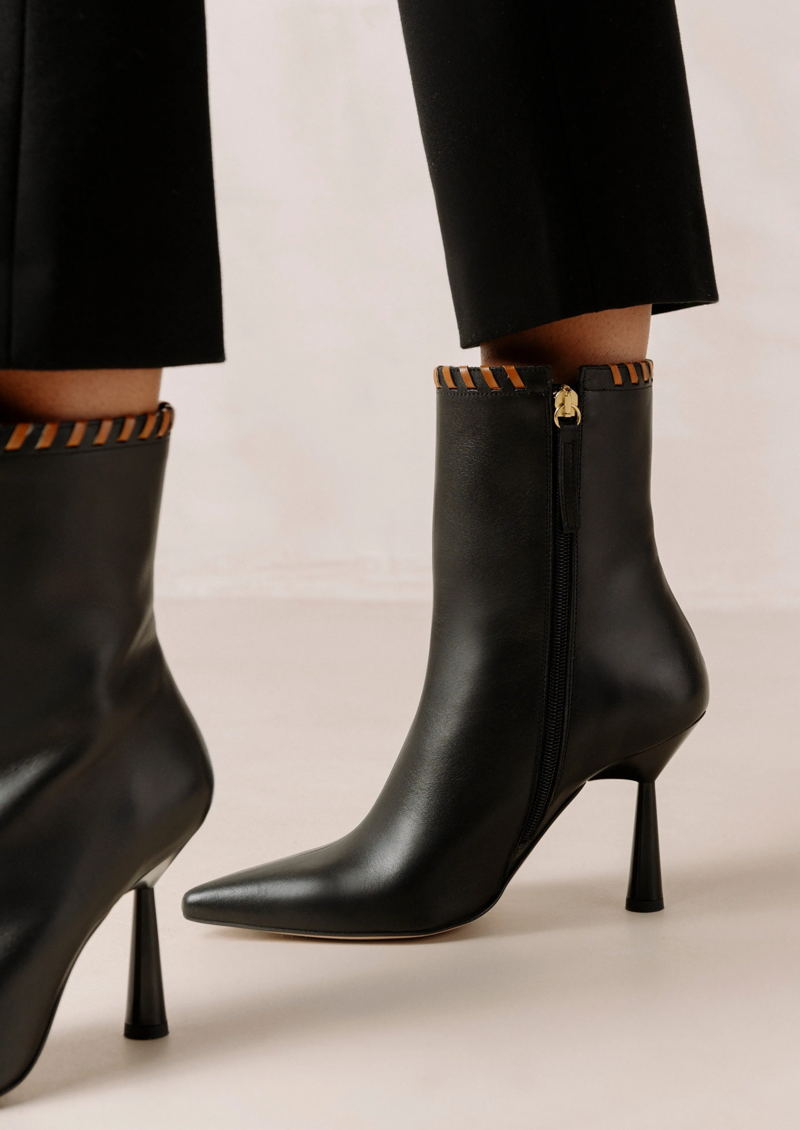 Leo Black sold by Alohas