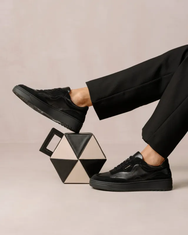 Tb.87 Total Black sold by Alohas