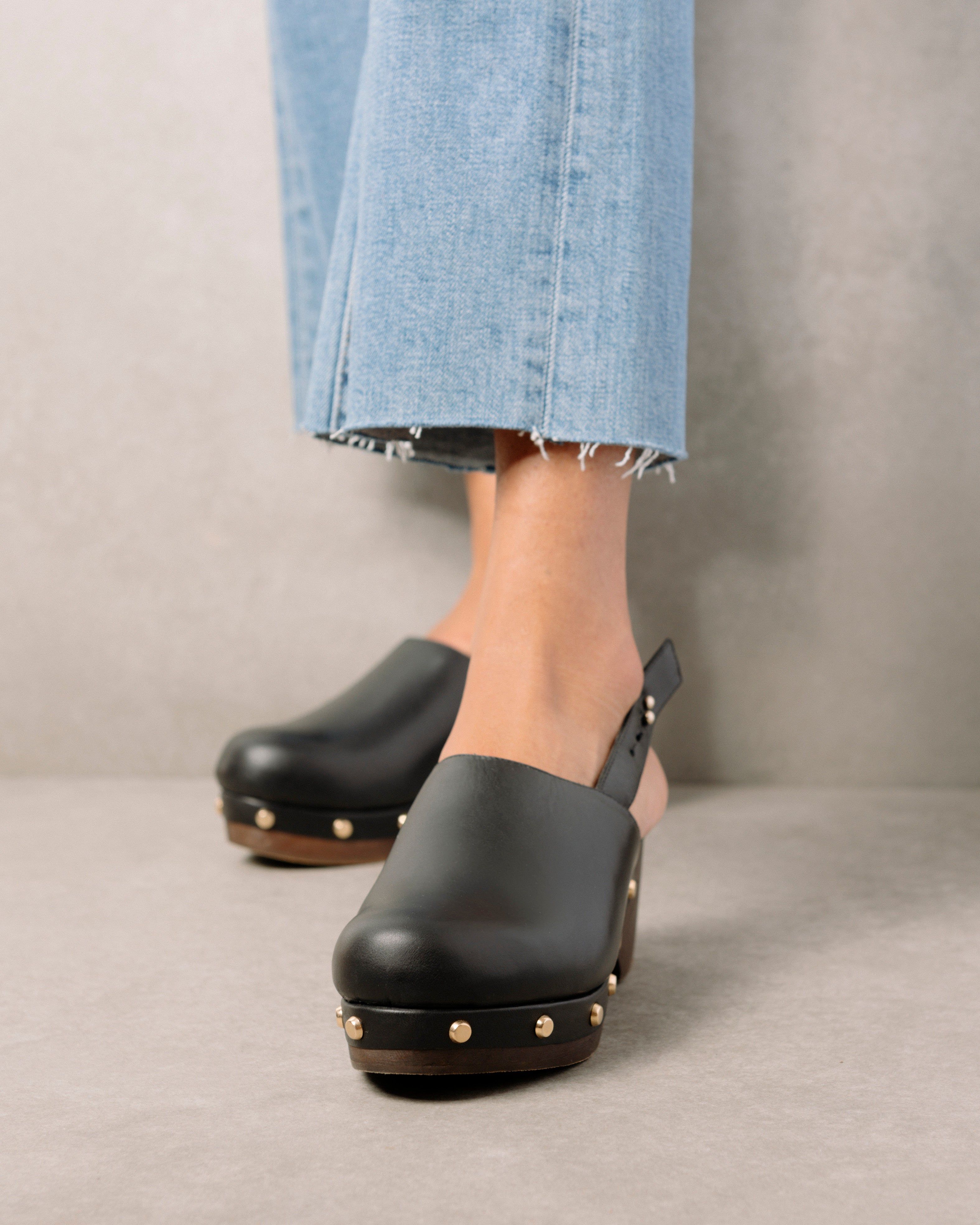 Vinyl Black sold by Alohas