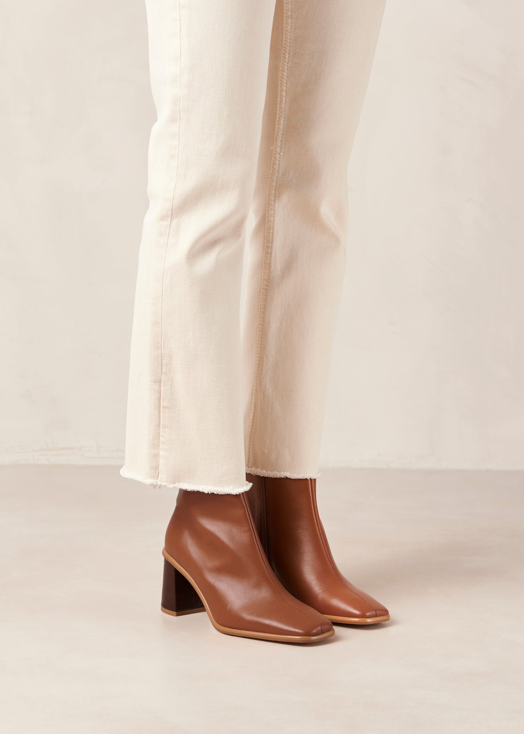 West Cape Vintage Tan sold by Alohas product image thumbnail 4
