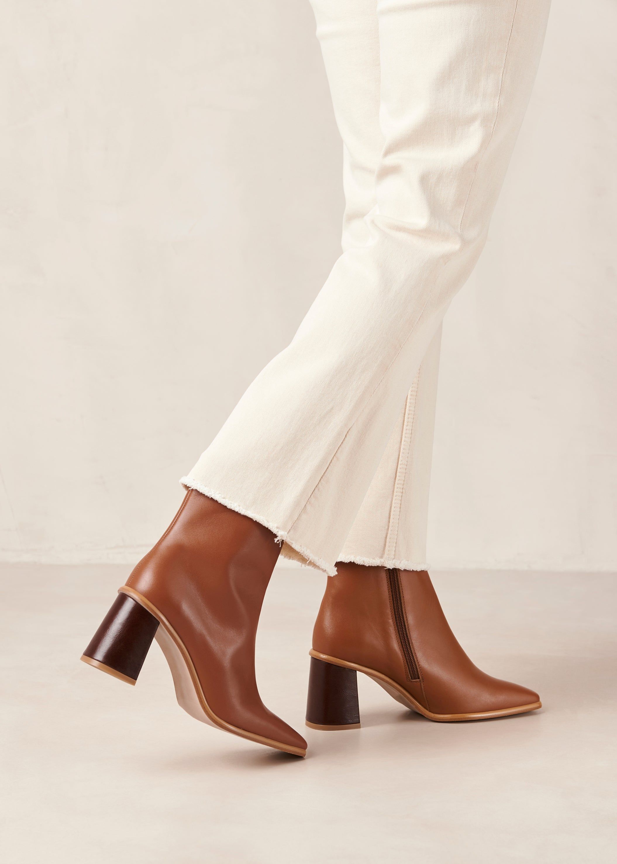 West Cape Vintage Tan sold by Alohas product image thumbnail 2