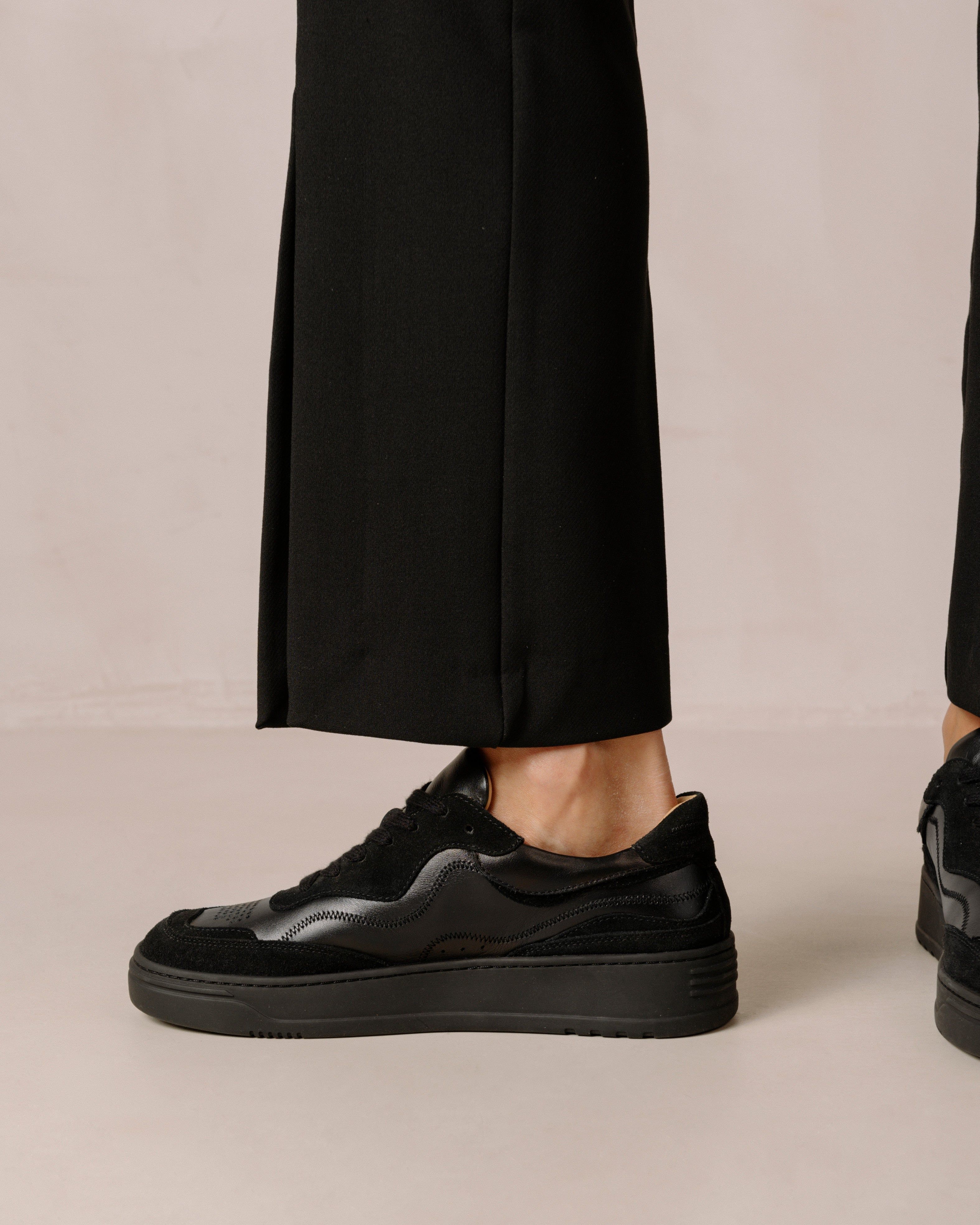 Tb.87 Total Black sold by Alohas product image thumbnail 2