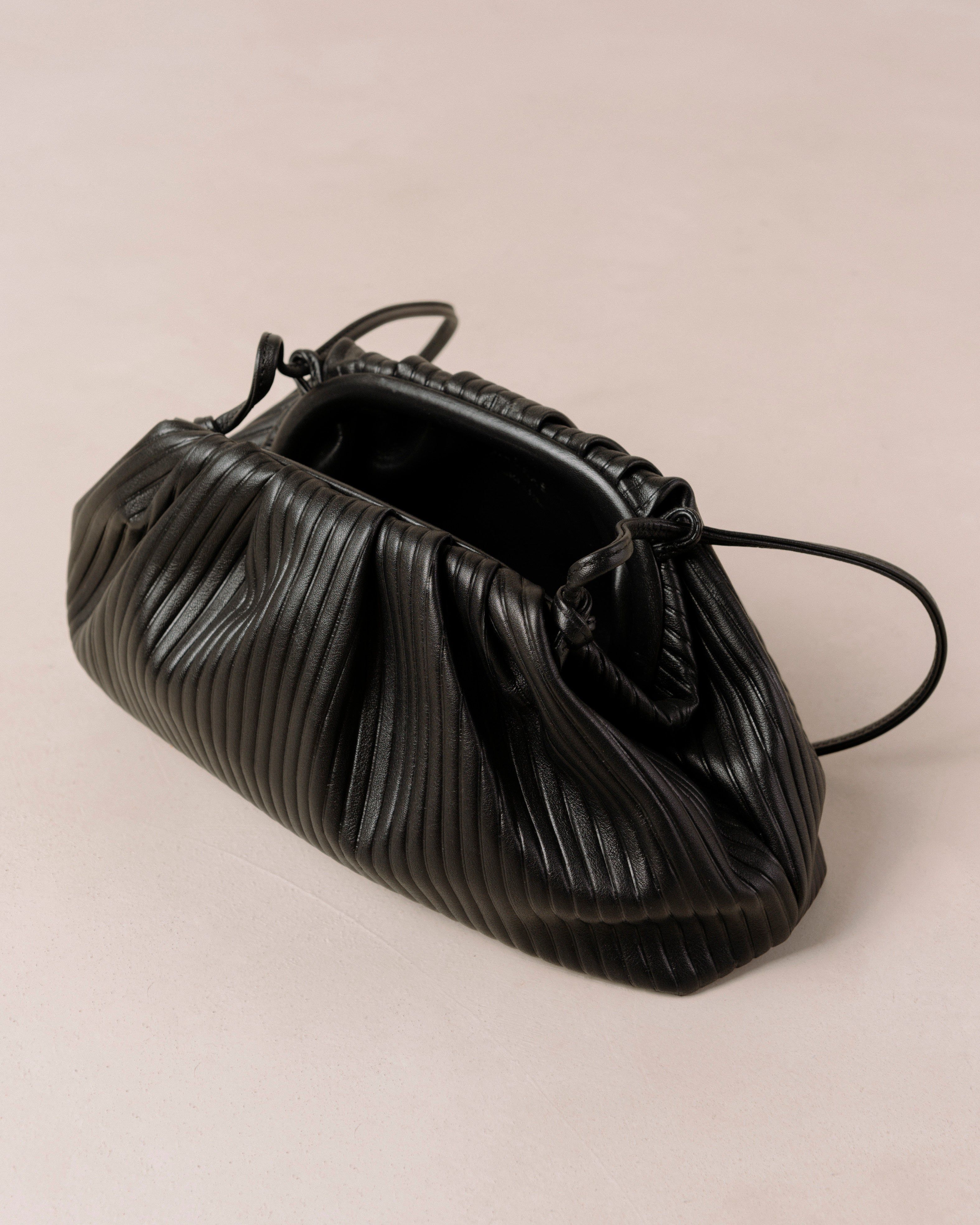 The D Pleated Black sold by Alohas product image thumbnail 4