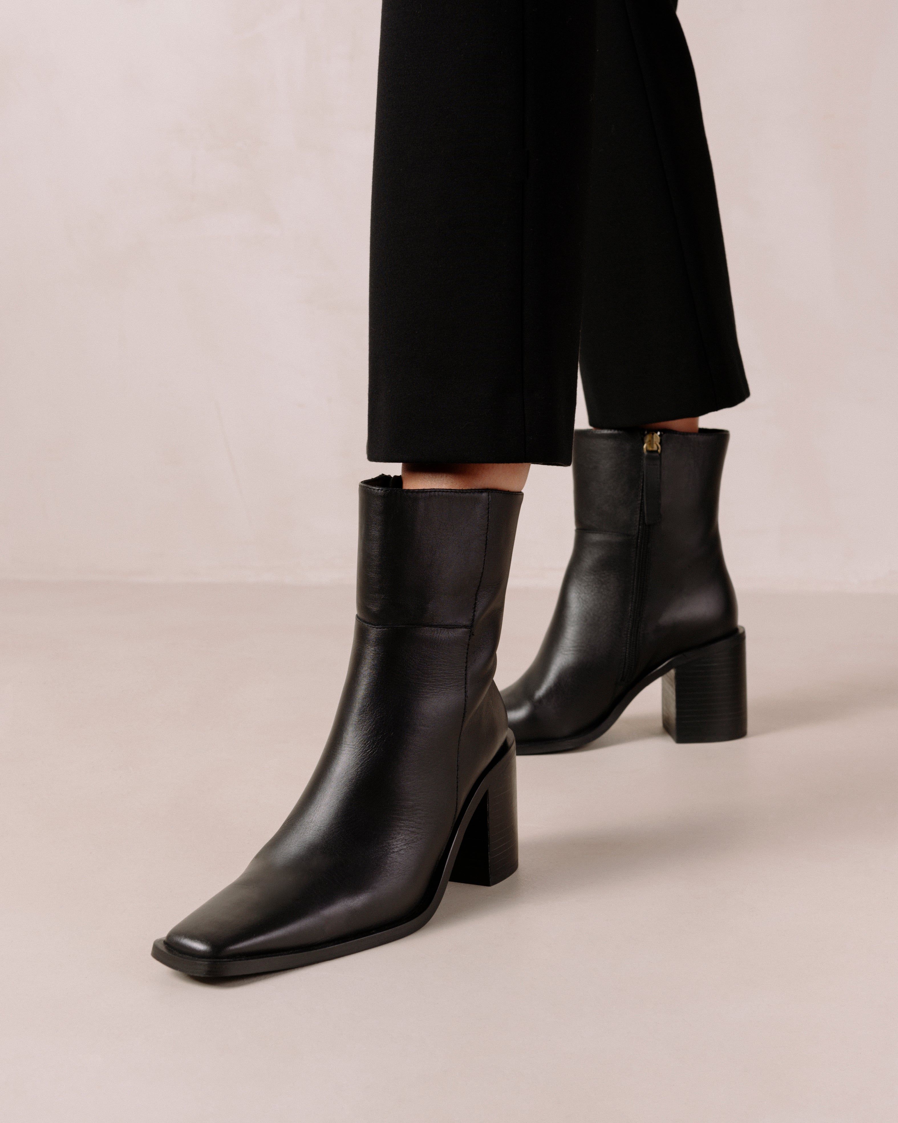 Julie Black sold by Alohas