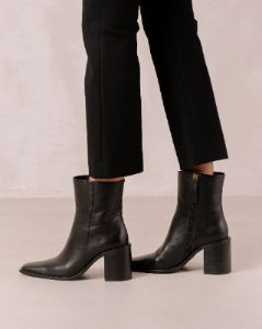Julie Black sold by Alohas