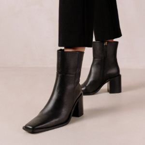 Julie Black sold by Alohas