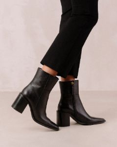 Julie Black sold by Alohas