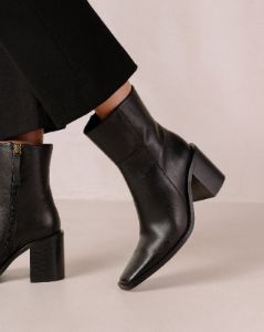 Julie Black sold by Alohas
