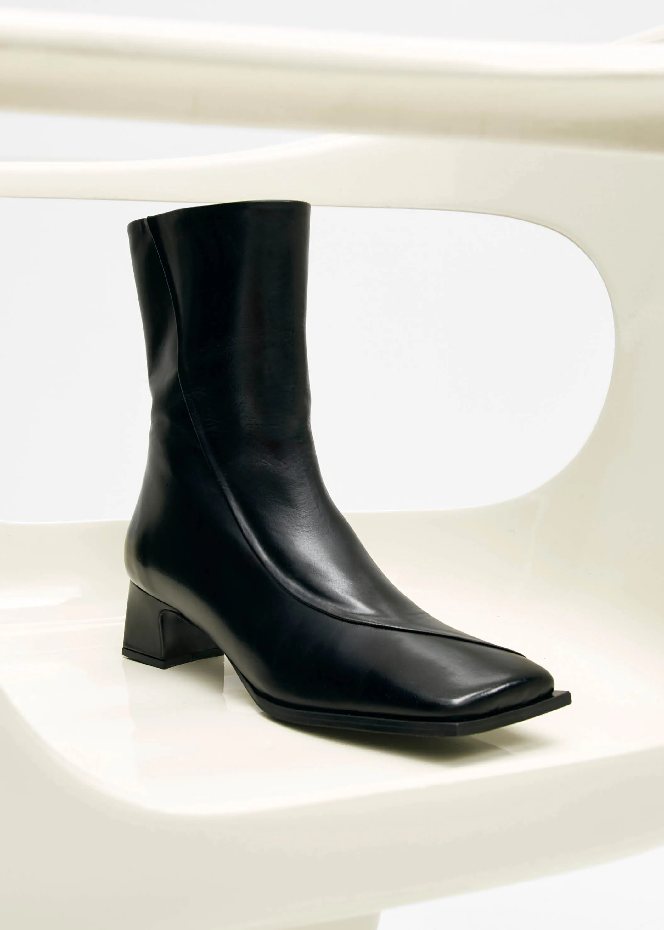 Chantal Black Leather Ankle Boots sold by Alohas product image thumbnail 2