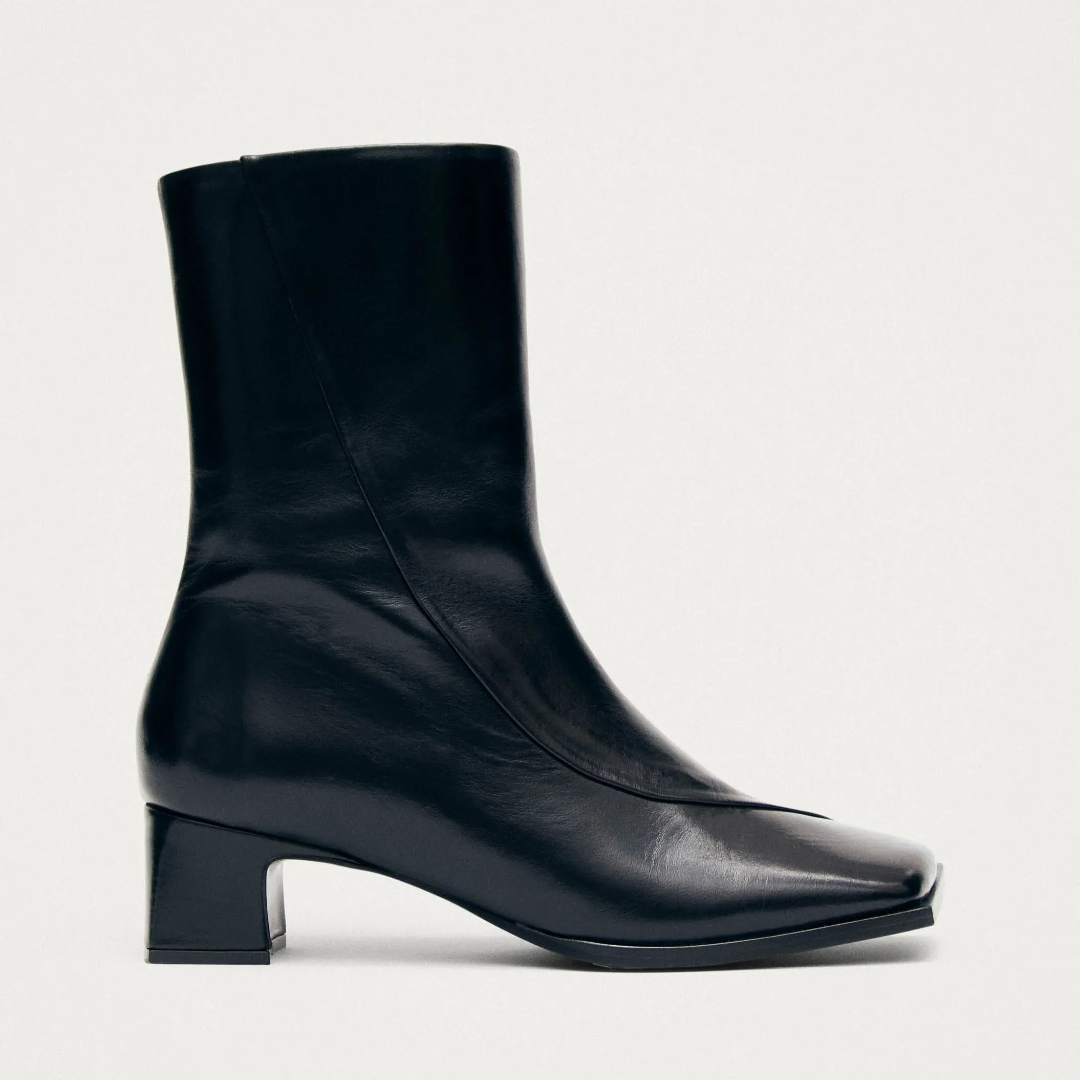 Chantal Black Leather Ankle Boots sold by Alohas product image thumbnail 3