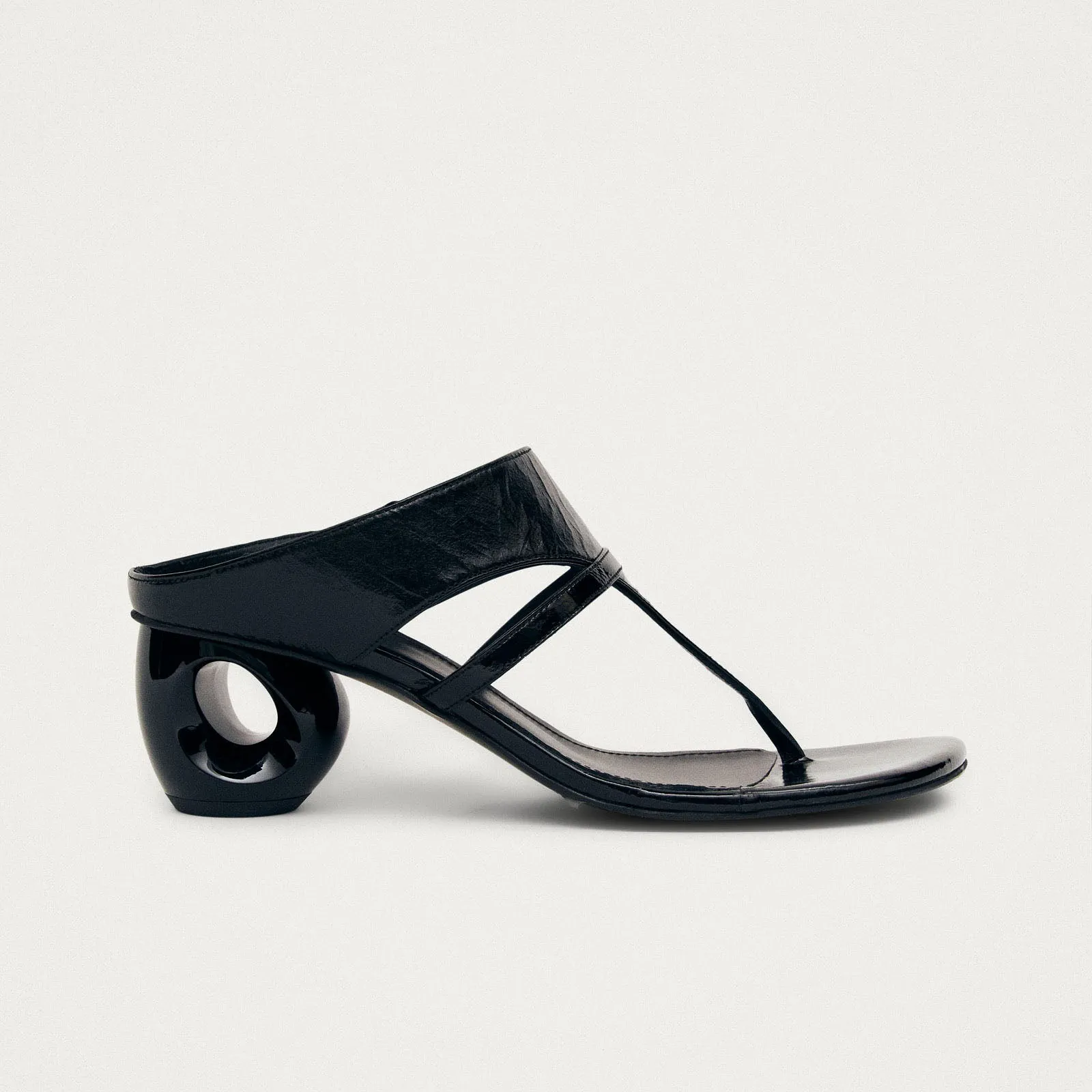 Dystaria Onix Black Leather Sandals sold by Alohas product image thumbnail 3