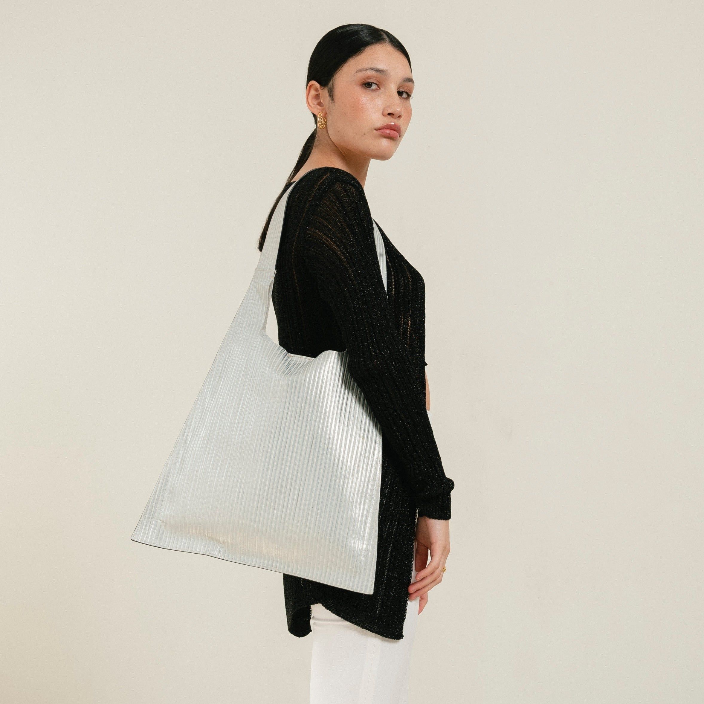 The L Pleated Shimmer Silver sold by Alohas product image thumbnail 3