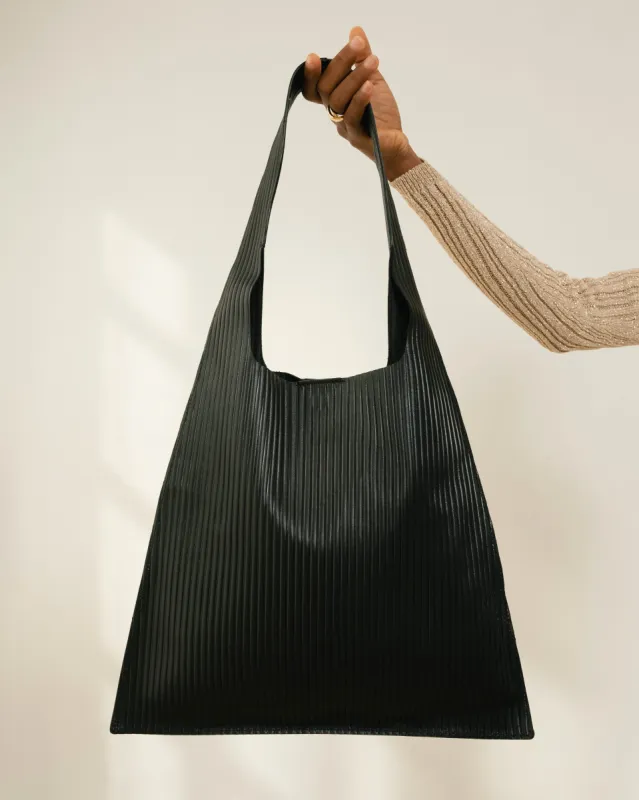 The L Pleated Black sold by Alohas
