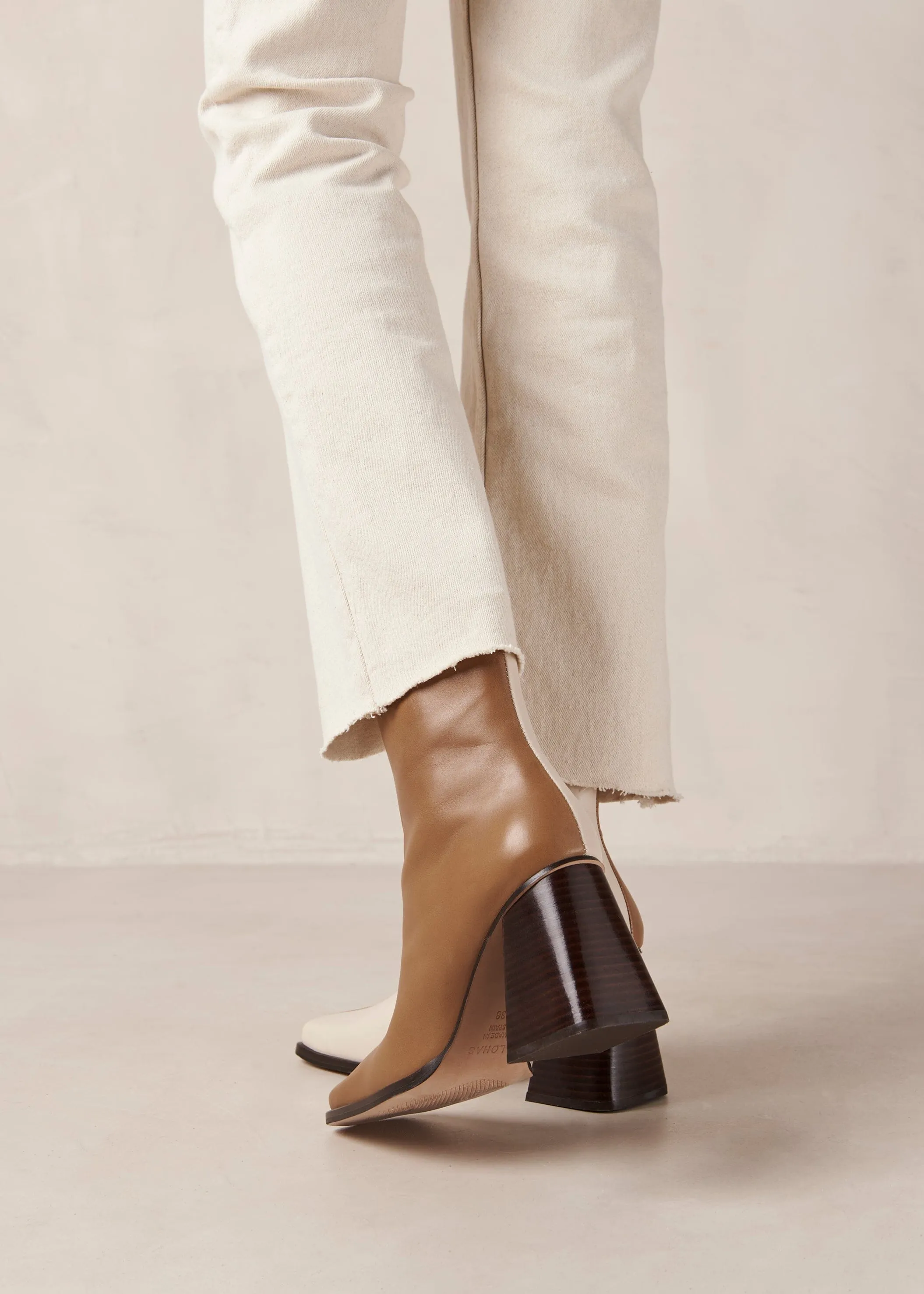 South Bicolor Camel Beige Leather Ankle Boots sold by Alohas product image thumbnail 2