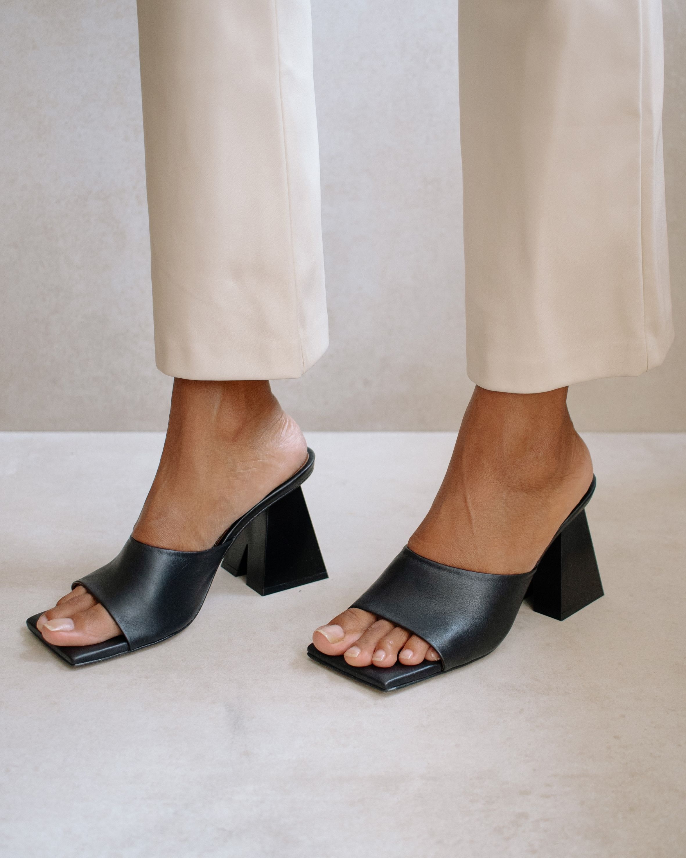 Dune Black sold by Alohas product image thumbnail 2