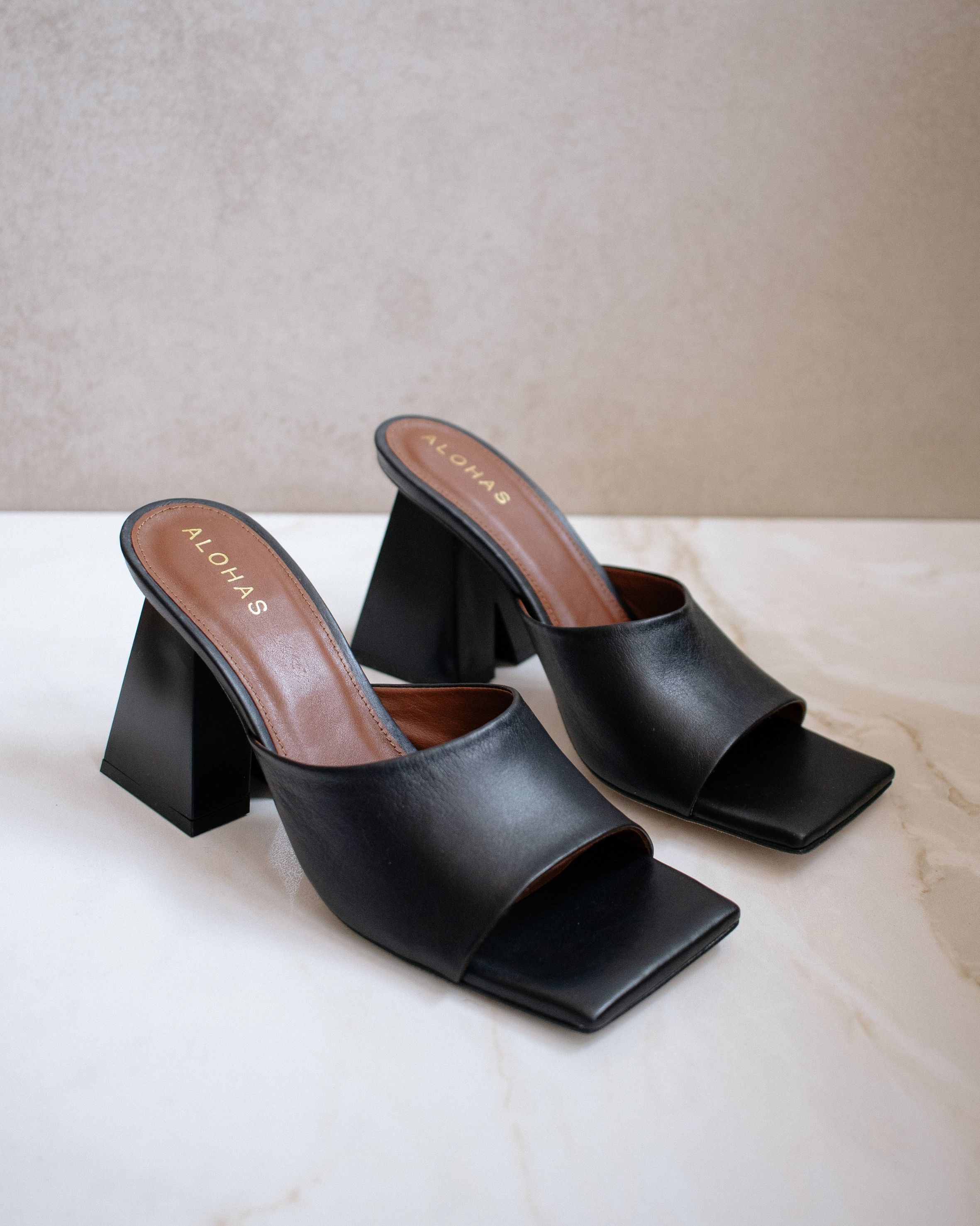 Dune Black sold by Alohas