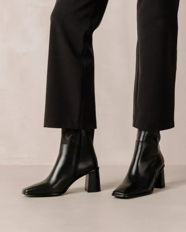 West Total Black sold by Alohas