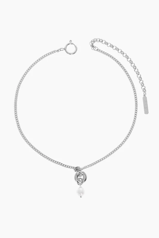 Ethan pearl necklace made by Justine Clenquet