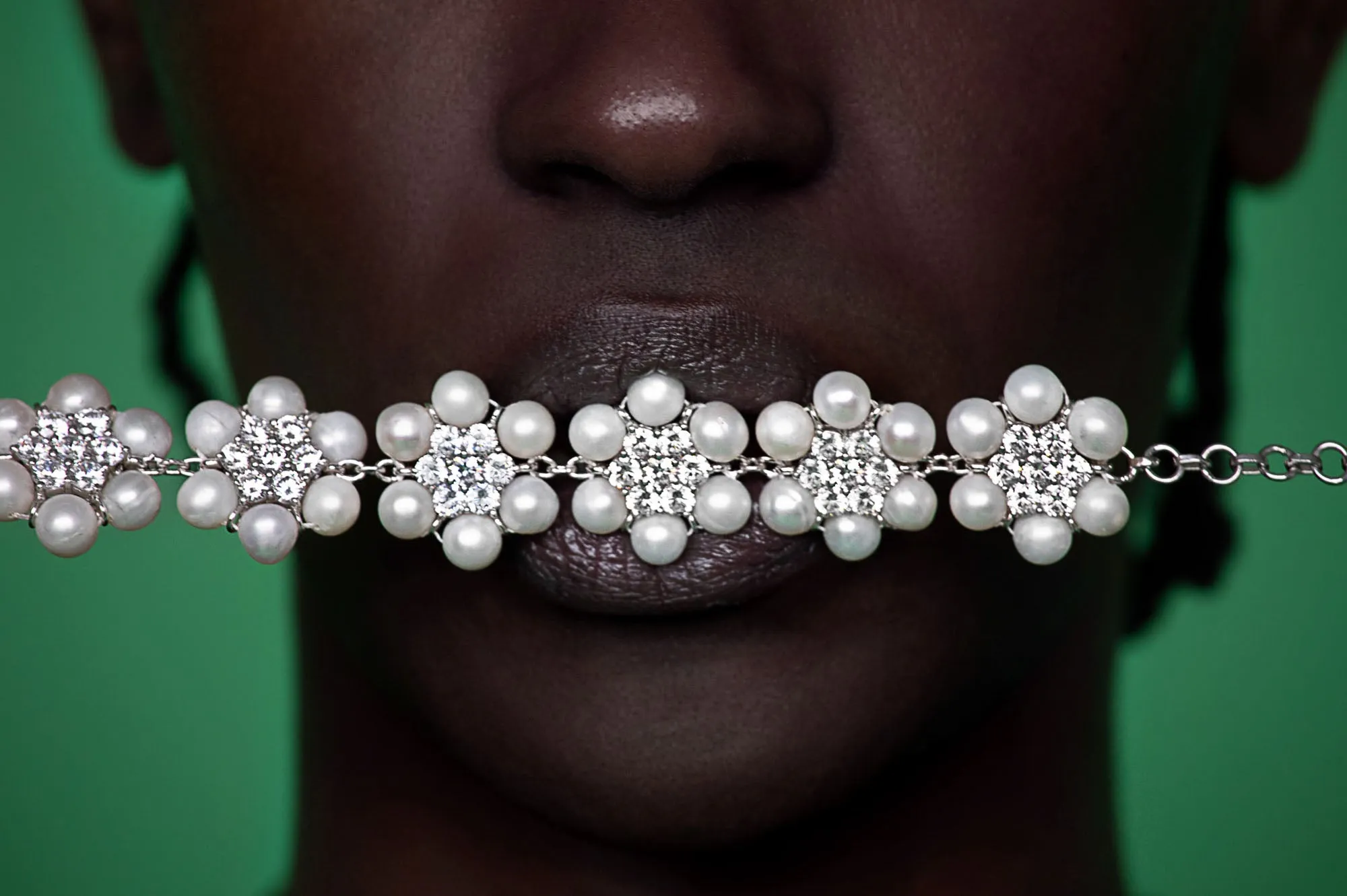 The 114 Pearl Clear Flower Necklace in White Gold sold by VEERT product image thumbnail 4