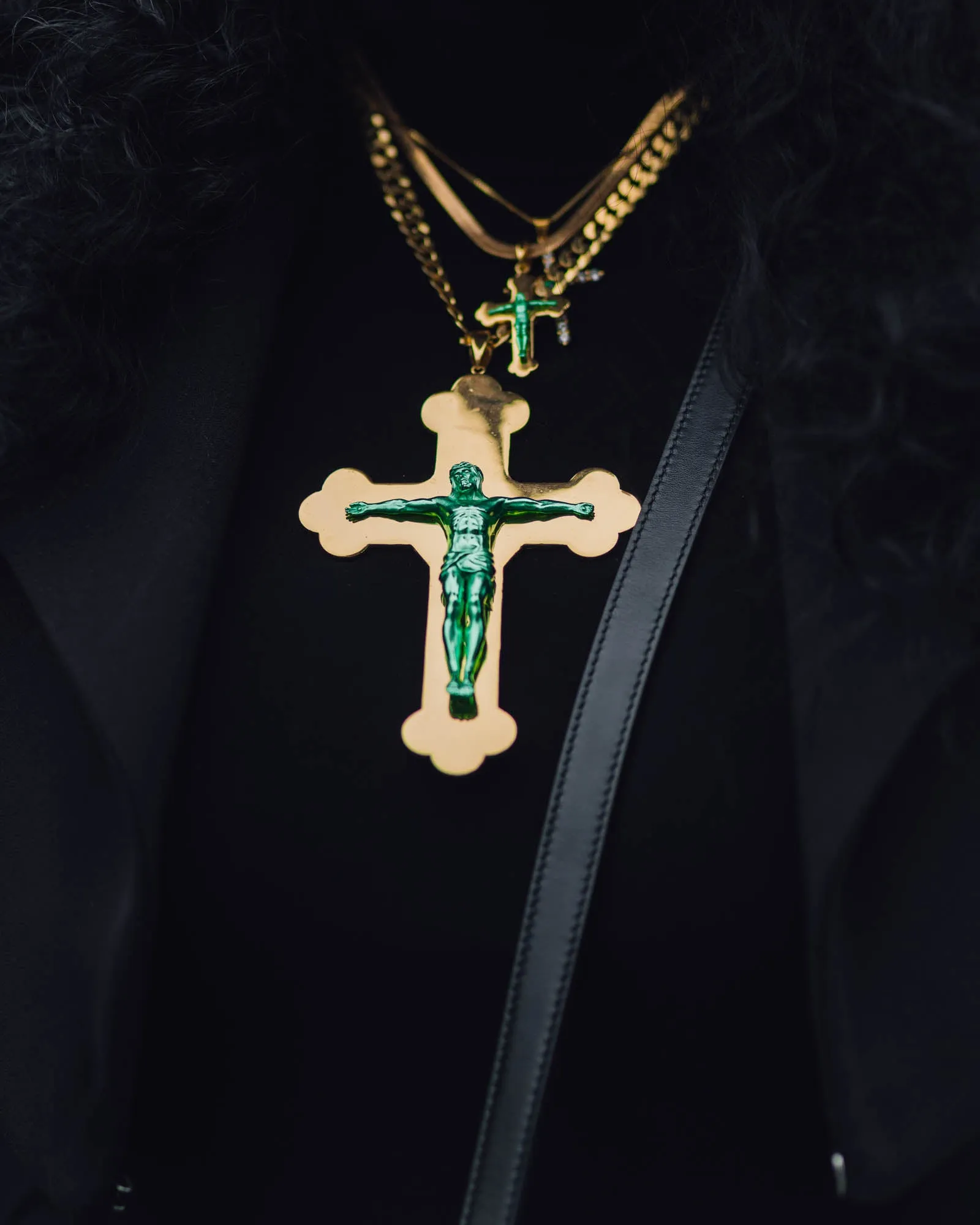 The XL Jesus Piece in Yellow Gold sold by VEERT product image thumbnail 3