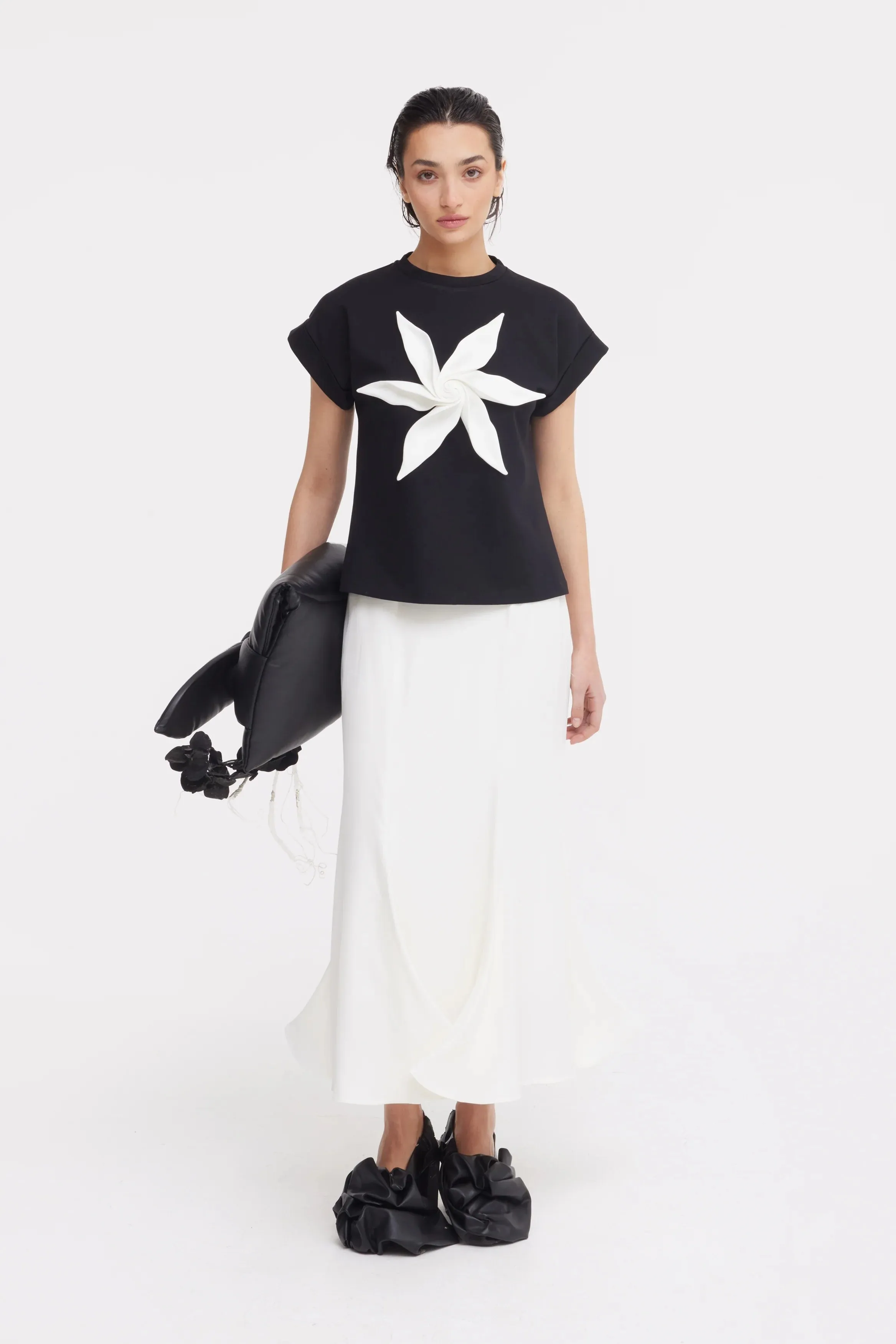 JULIA ALLERT T-shirt with Flower - Black/White sold by Bonvion product image thumbnail 3